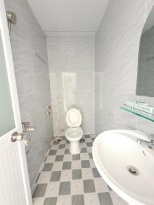 een badkamer met een wit toilet en een wastafel bij Khách sạn Anh Thư in Ho Chi Minh-stad