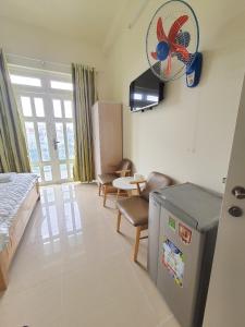 een kamer met een bed, een tafel en een ventilator bij Khách sạn Anh Thư in Ho Chi Minh-stad