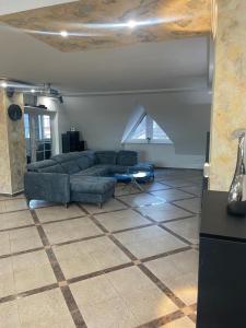 sala de estar con sofá y mesa en Luxuriöse Wohnung im Herzen von RLP, en Bobenheim-Roxheim