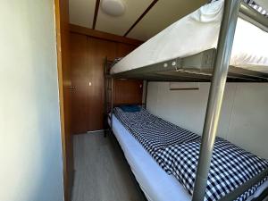 a bedroom with a bunk bed in a room at 08, ontdek het bosrijke Oisterwijk met het grootste terras van Nederland! in Oisterwijk