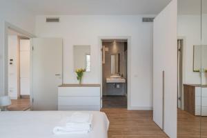 ローマにあるNEW! Exclusive Eur Apartmentの白い部屋(ベッド1台、バスルーム付)