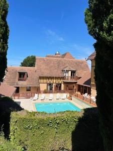 Bazén v ubytování Hôtel Le Romantica nebo v jeho okolí