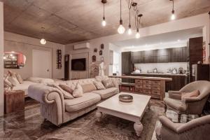 a large living room with a couch and a table at Talbot and Bons Deluxe Studio Flat in Gudja