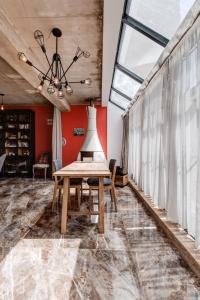 Talbot and Bons Deluxe Studio Flat في Gudja: غرفة طعام مع طاولة ونافذة كبيرة