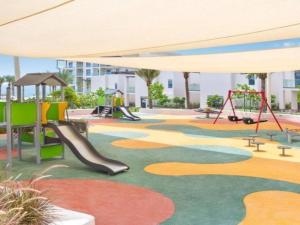 un parque infantil con tobogán y columpios en Ocean View Address Beach Resort Fujairah فندق و منتجع شاطئ العنوان الفجيره, en Sharm