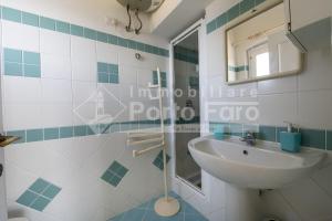 Koupelna v ubytování 13 PINETA - Porto Faro vista sull'Isola di La Maddalena