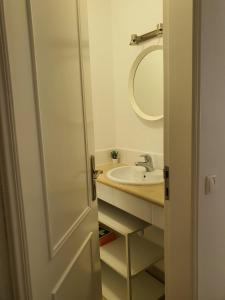 een badkamer met een wastafel en een spiegel bij Real Village in Quarteira
