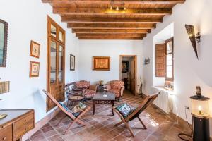 sala de estar con mesa y sillas en Cortijo Las Caballerias en Alora