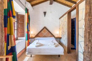 Postel nebo postele na pokoji v ubytování Cortijo Las Caballerias