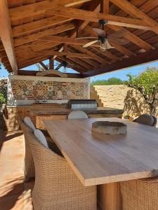 un tavolo e sedie in legno su un patio di Real Village a Quarteira