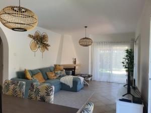 sala de estar con sofá azul y chimenea en Real Village, en Quarteira