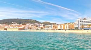 - une vue sur une plage avec des hôtels et des bâtiments dans l'établissement Casa Vila Praia, à Sesimbra
