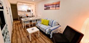 a living room with a couch and a table at Casa Vila Praia in Sesimbra