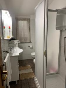 un bagno con doccia, lavandino e WC di A 300 passi dal mare a Tropea
