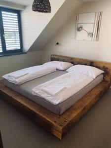 Postel nebo postele na pokoji v ubytování Rodinný apartmán s vířivkou Mikulov