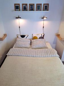 ein Schlafzimmer mit einem Bett mit zwei Lampen in der Unterkunft Magnificent apartment in the center of Prague in Prag