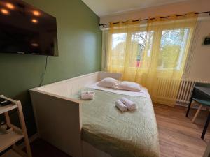 una camera da letto con un letto e due asciugamani di Amazonite YourHostHelper a Caen