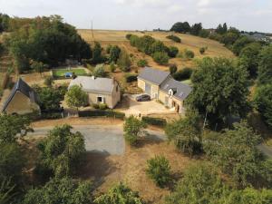 una vista aérea de una casa en un campo en Maison chaleureuse au cœur du perche sarthois en Bessé-sur-Braye