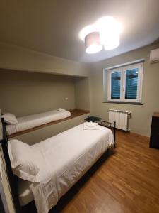 熱那亞的住宿－50 SFUMATURE DI SUITE，一间卧室设有两张床,天花板上拥有灯光