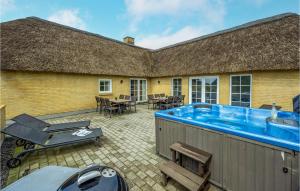 レムにあるNice Home In Skjern With 6 Bedrooms, Sauna And Private Swimming Poolの屋根付きのパティオ(大型ホットタブ付)