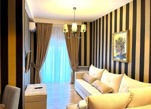 哈尔基斯Maison De Prestige的客厅里,窗前有一张沙发