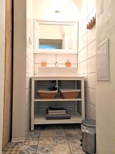 ein Bad mit einem Waschbecken und einem Spiegel in der Unterkunft Magnificent apartment in the center of Prague in Prag