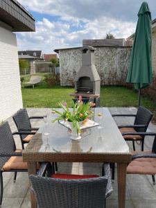 a table and chairs with a grill on a patio at Austernfischer - Haus 12 in Lenste