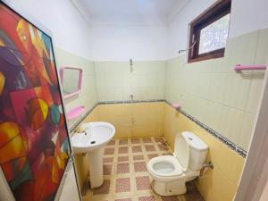 Emerald Guest House في كاتاراغاما: حمام مع مرحاض ومغسلة