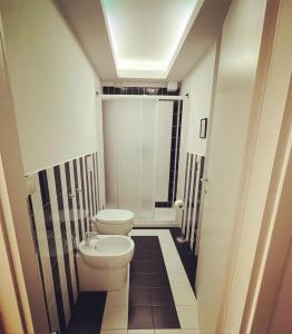 ヴィアレッジョにある211 Undergroundの小さなバスルーム(トイレ、シンク付)