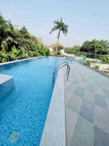 una piscina de agua azul en una casa en The Green Escape - Cantonments, en Accra