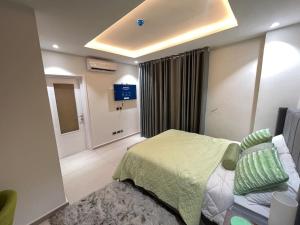 1 dormitorio con cama y sofá en The Green Escape - Cantonments, en Accra