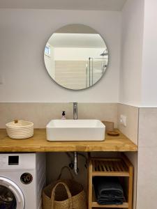 ein Badezimmer mit Waschbecken und Spiegel in der Unterkunft Loft Paseo in Aguadulce + 19 Fotos