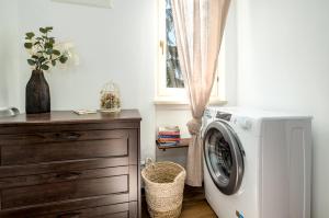 lavadero con lavadora junto a un tocador en Appartamento 'Casa Mirabella', en Cavaion Veronese