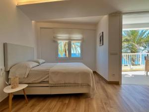 ein Schlafzimmer mit großem Bett und Balkon in der Unterkunft Loft Paseo in Aguadulce