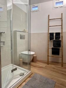 ein Badezimmer mit Dusche und Badewanne in der Unterkunft Loft Paseo in Aguadulce