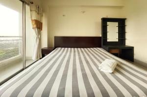 Cox Sea View Apartment tesisinde bir odada yatak veya yataklar