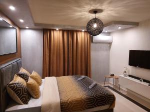 una camera con un letto e una televisione di Elite-stan na dan a Berane