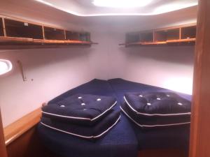 Habitación pequeña con 2 camas en una habitación en BENNO » Segelyacht am Ijsselmeer mit 3 Kabinen, en Lemmer