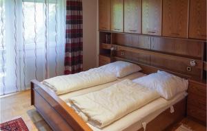 Duas camas num quarto com uma cabeceira em madeira em Stunning Apartment In Hinterweidenthal With House A Mountain View em Hinterweidenthal