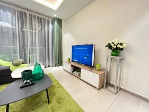 sala de estar con TV y sofá en The Green Escape - Cantonments, en Accra