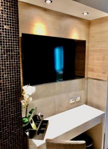 ein Badezimmer mit einer weißen Theke und einem großen Spiegel in der Unterkunft Hotel Raganelli in Rom