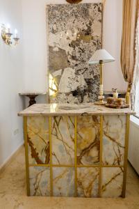 un tavolo in marmo con una lampada sopra di Conacul Dima Predeal a Predeal