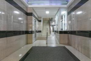 un pasillo de un edificio con escalera en Charming Madrid Pacífico, en Madrid