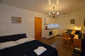 een slaapkamer met een bed en een keuken met een tafel bij Nella Apartment in Rovinj