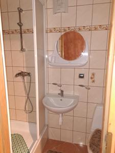 Baño pequeño con lavabo y espejo en Pokoje gościnne u Joanny, en Groń