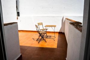 2 Stühle und ein Tisch in einem leeren Raum in der Unterkunft Bermeja Village in Marbella
