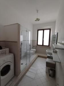 a bathroom with a washing machine and a sink at Agriturismo Poggio Rotondo in San Gimignano