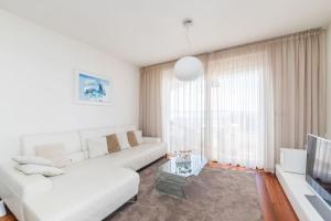 uma sala de estar branca com um sofá branco e uma televisão em Apartment Sunset, Zadar - Kožino em Kožino