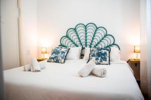ein Schlafzimmer mit einem großen weißen Bett mit zwei Kissen in der Unterkunft Bermeja Village in Marbella
