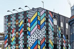 un edificio con un murale colorato sul lato di Montcalm East, Autograph Collection a Londra